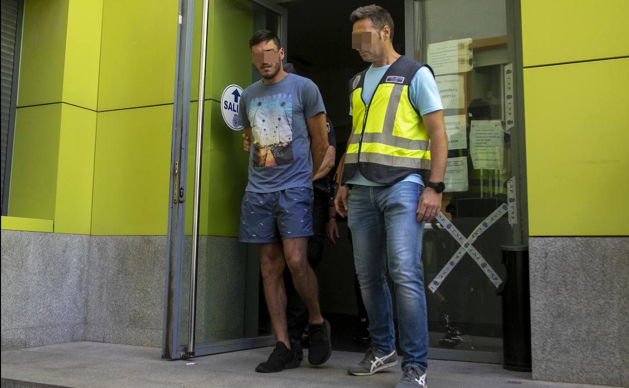Uno de los detenidos, a la salida de la comisaría.