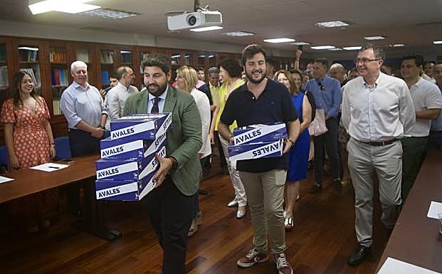 López Miras entrega los avales para presidir el PP, este miércoles.