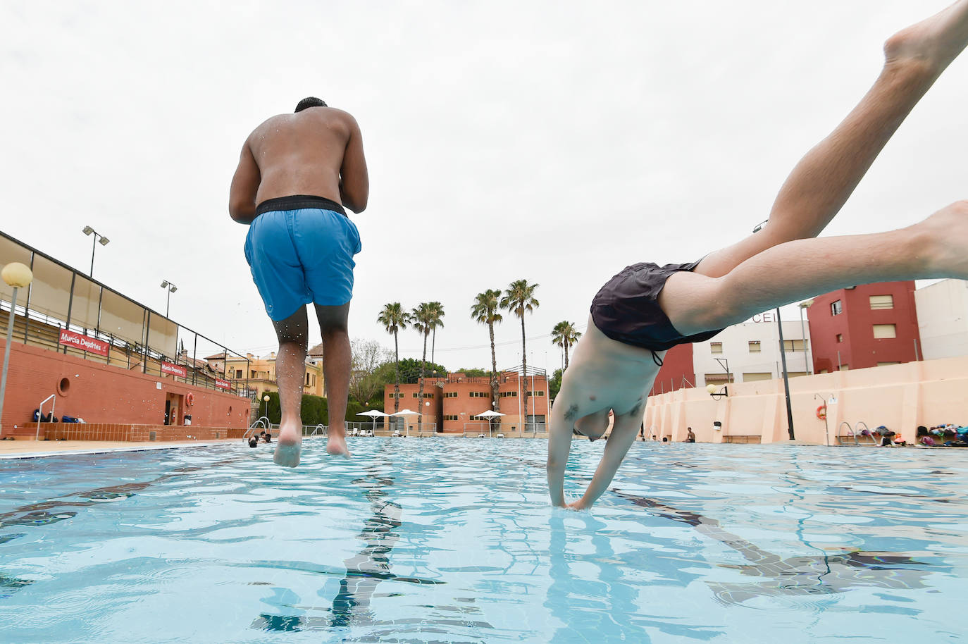 Fotos: Primeros chapuzones en la piscina Murcia Parque