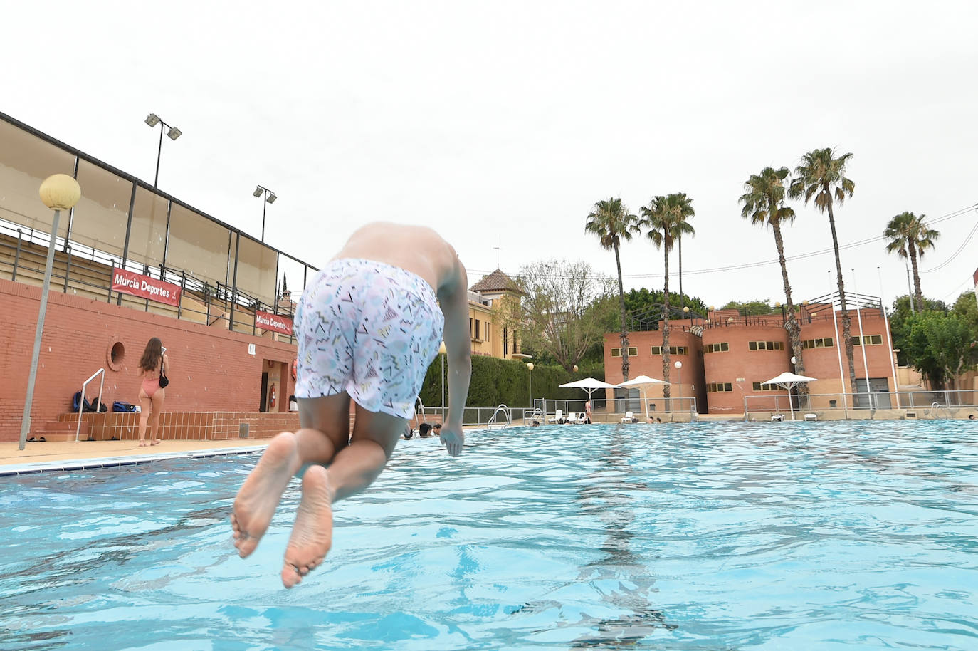 Fotos: Primeros chapuzones en la piscina Murcia Parque