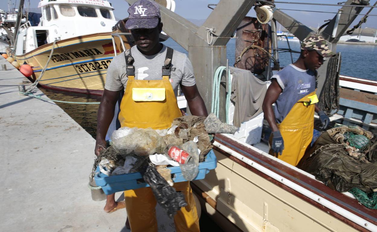 Dos pescadores en el puerto de Mazarrón, en una foto de archivo.