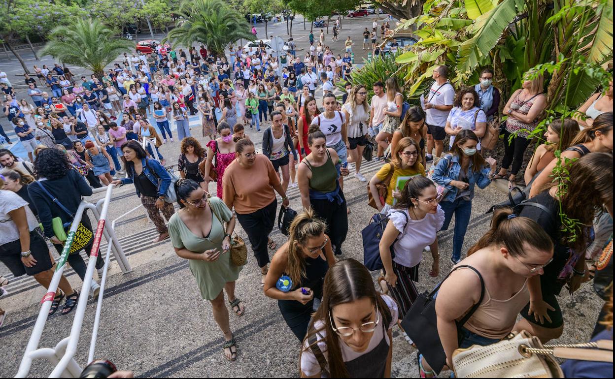 Aspirantes a las oposiciones al cuerpo de maestros acceden este sábado al aulario Giner de los Ríos de la UMU.