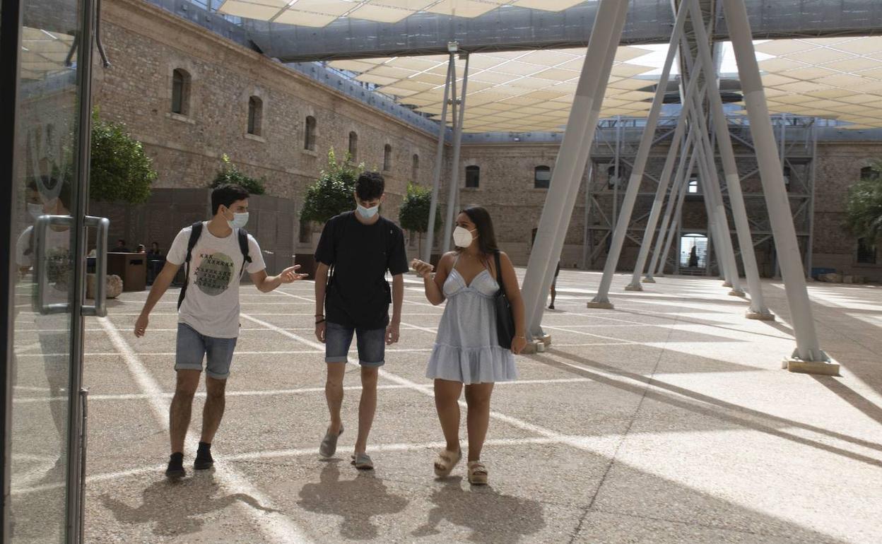 Varios alumnos en la UPCT en una imagen de archivo.