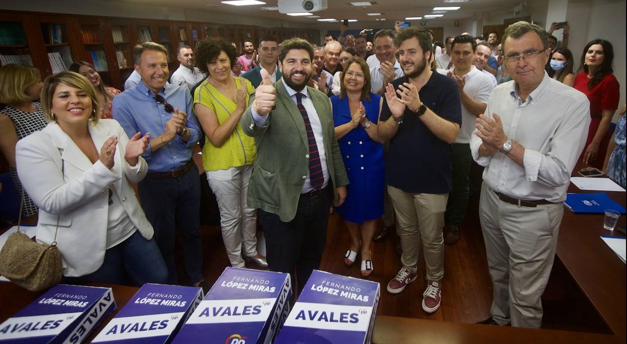 Noelia Arroyo, Fulgencio Gil, María Ángeles Túnez, Fernando López Miras, Visitación Martínez, Antonio Landáburu y José Ballesta, durante la entrega de avales en la sede del PP de la Región. 