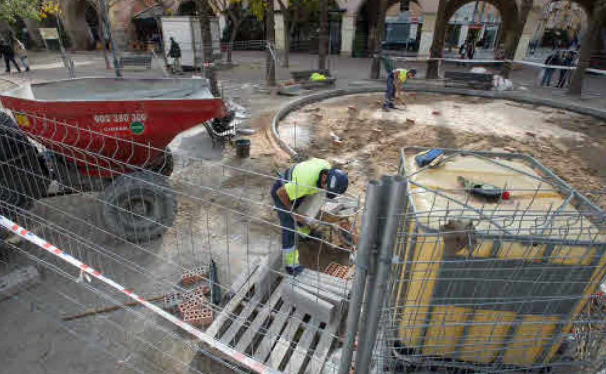 Albañiles trabajando en una reforma, en una imagen de archivo.