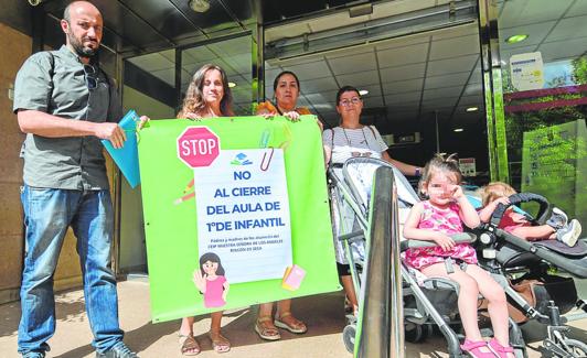Las familias que presentaron ayer las firmas en la Consejería de Educación. 
