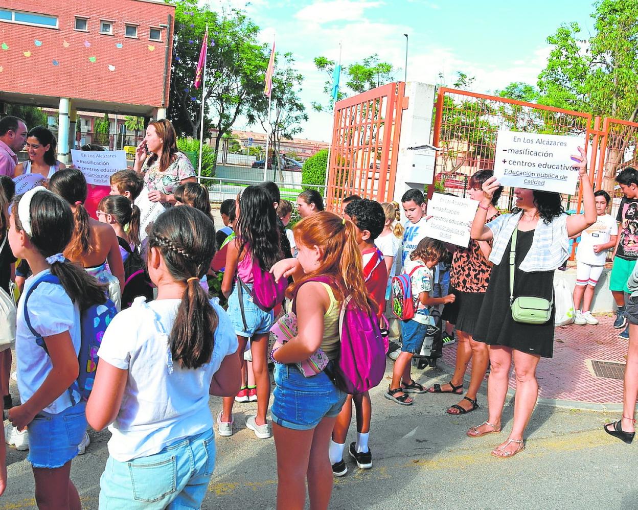 Protesta, ayer, en la puerta del colegio Al Kazar, de Los Alcázares, como cada día a las 9 de la mañana. 