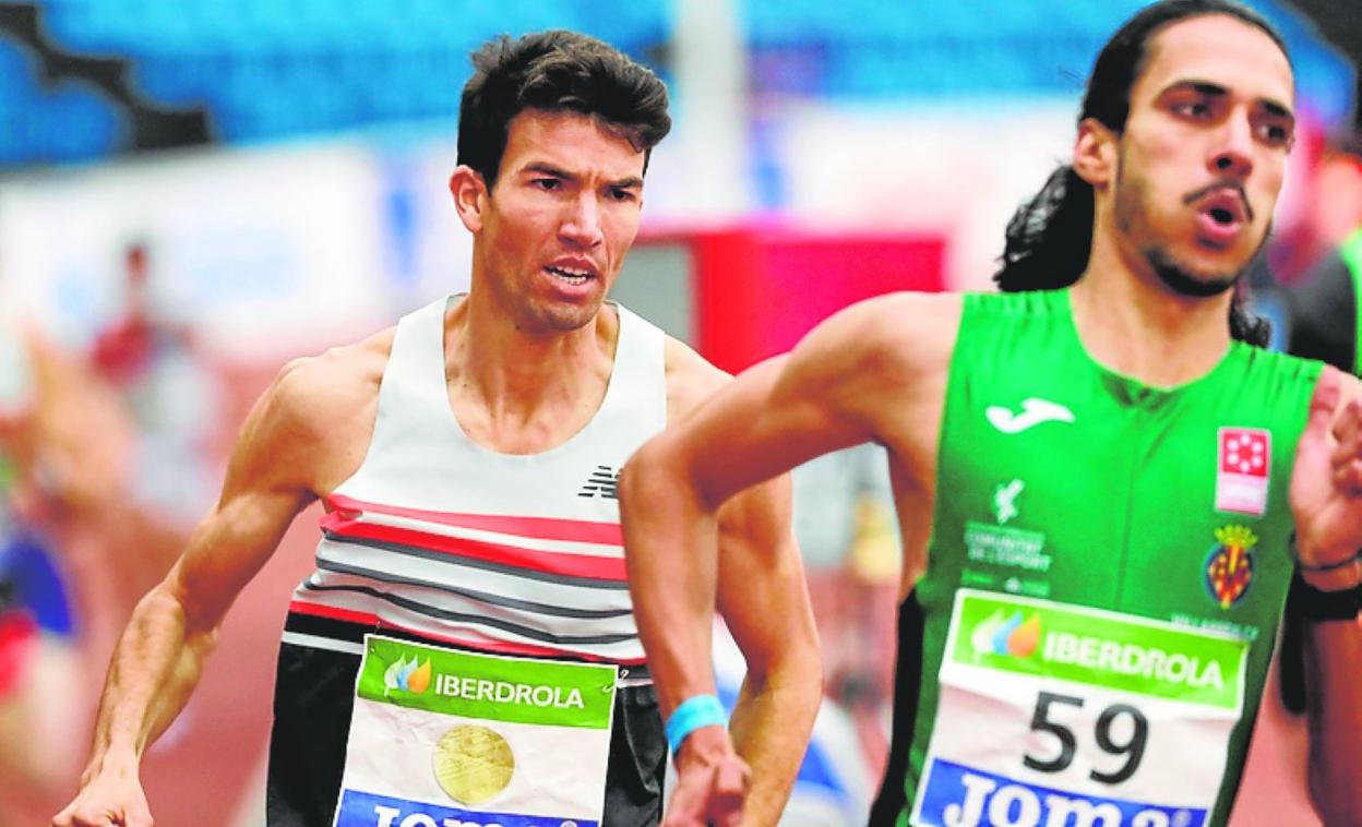 El muleño Mohamed Katir tira de Adel Mechaal en la carrera de 3.000 metros del Nacional en pista cubierta de Madrid, en febrero. 