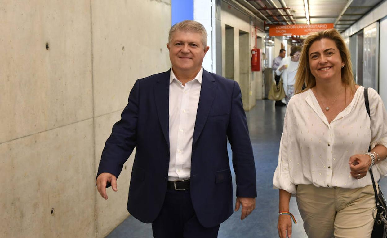 José Vélez, acompañado de Carmina Fernández (PSRM), este sábado. 