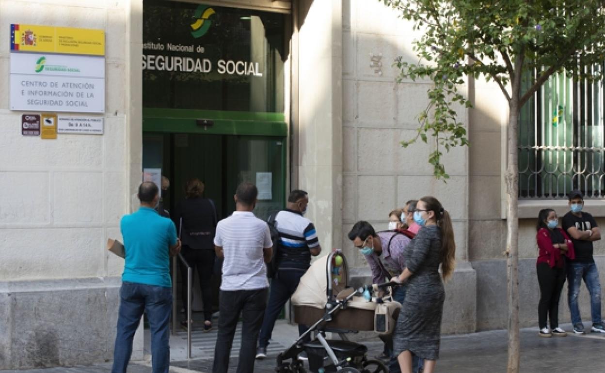 Personas hacen cola en la puerta del centro de información de la Seguridad Social de Cartagena, en una imagen de archivo.