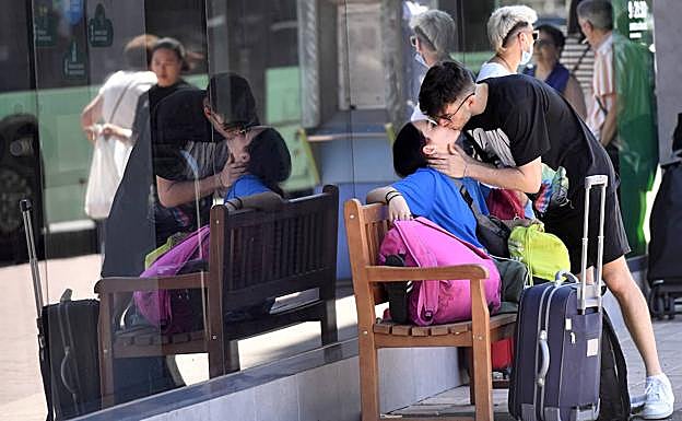 Carantoñas de despedida antes del viaje.