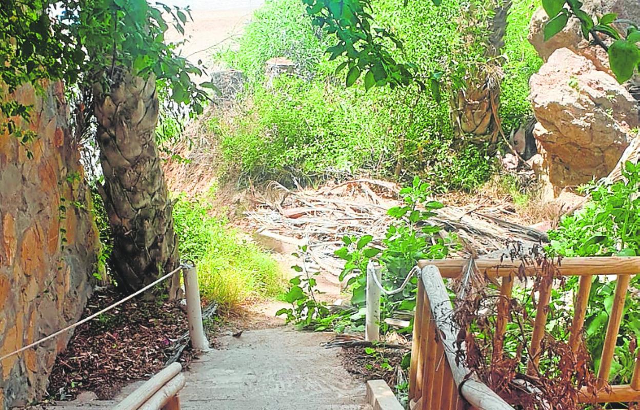 Acceso a la playa del Corral, desde urbanizaciones cercanas. 