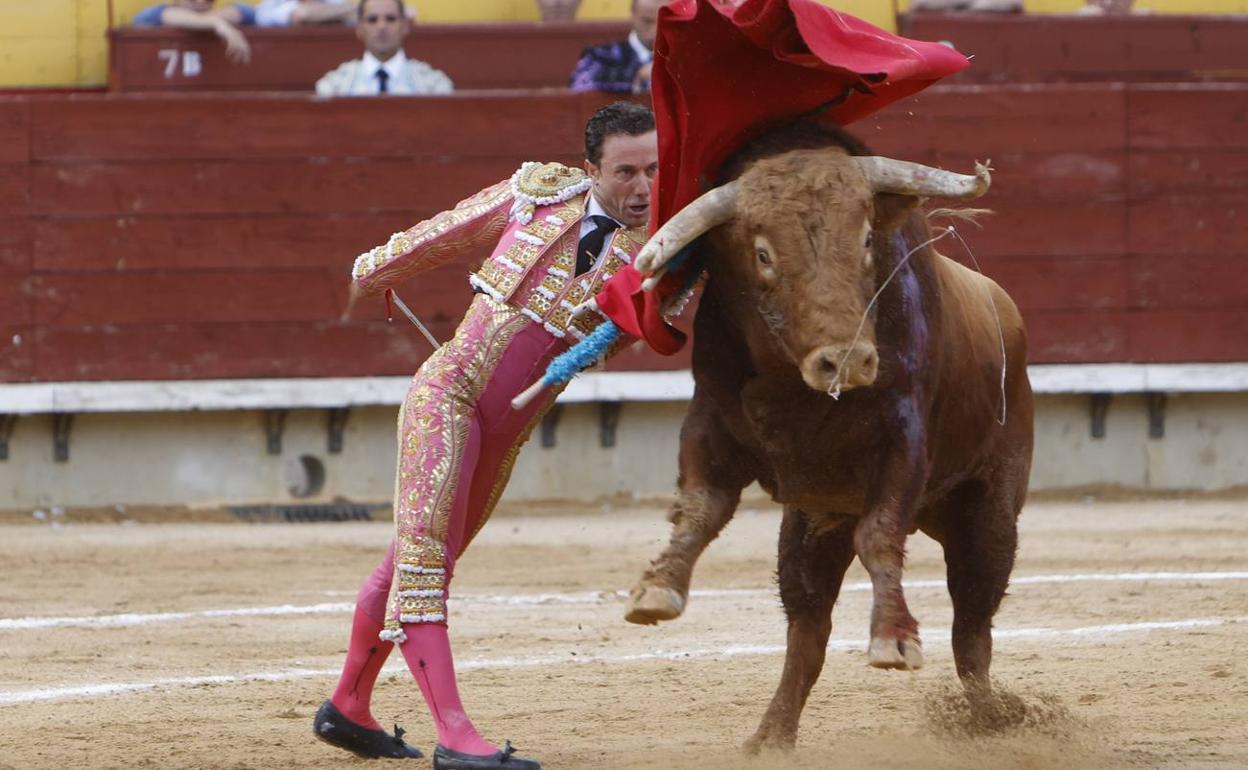 Rafaelillo, ayer en Castellón, durante la lidia al primero de su lote. 