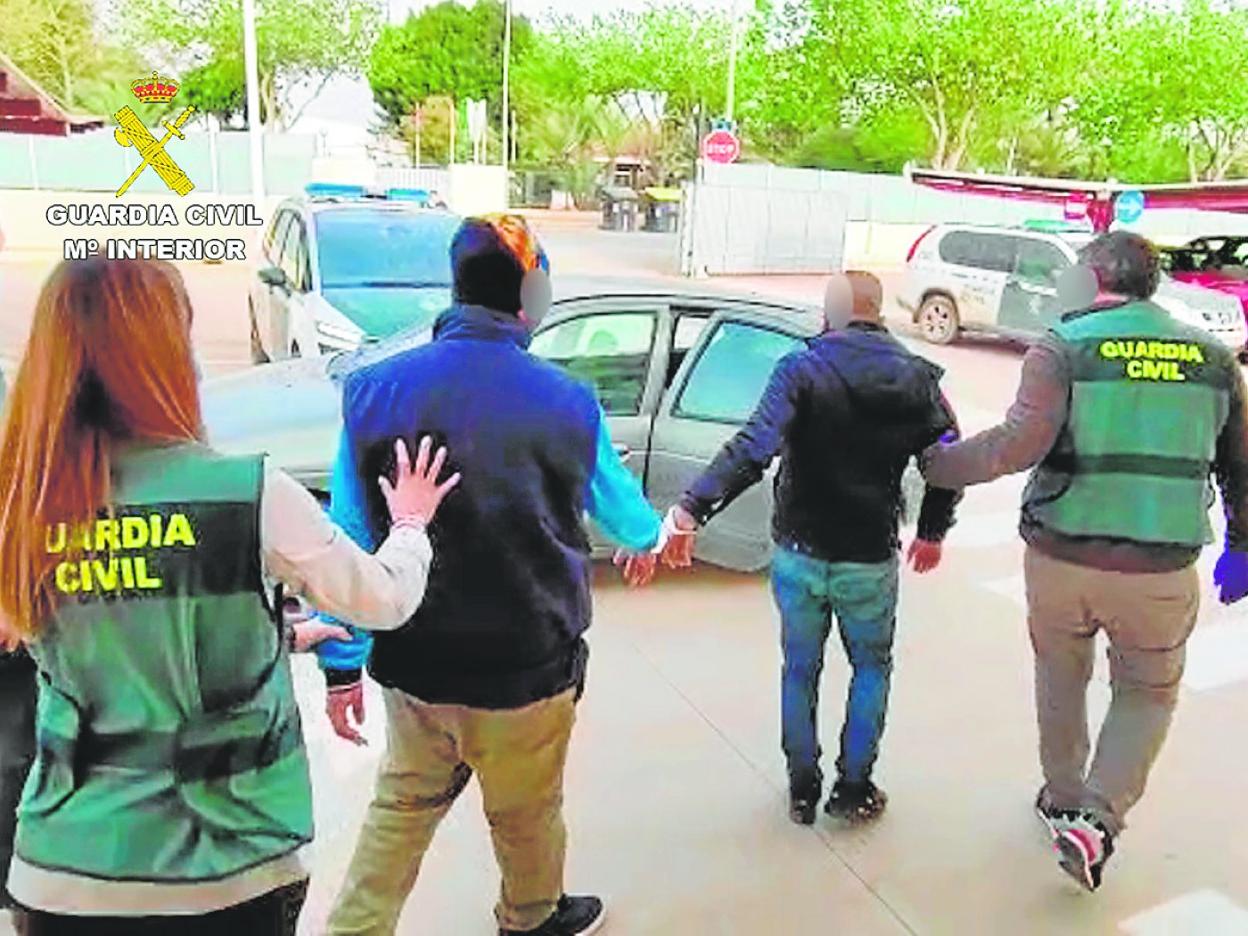 Dos agentes trasladan a dos detenidos por un robo con violencia en Torre Pacheco, el pasado abril. 