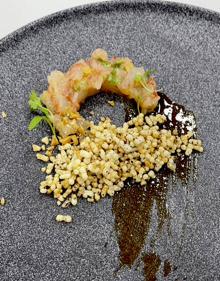 Imagen secundaria 2 - Arriba, falso ravioli de boloñesa de cigala y manita; a la izquierda, manita rellena de cebolla y puré de manzana; y, a la derecha, arroz suflado 'pad thai'. 