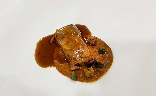 Imagen principal - Arriba, falso ravioli de boloñesa de cigala y manita; a la izquierda, manita rellena de cebolla y puré de manzana; y, a la derecha, arroz suflado 'pad thai'. 