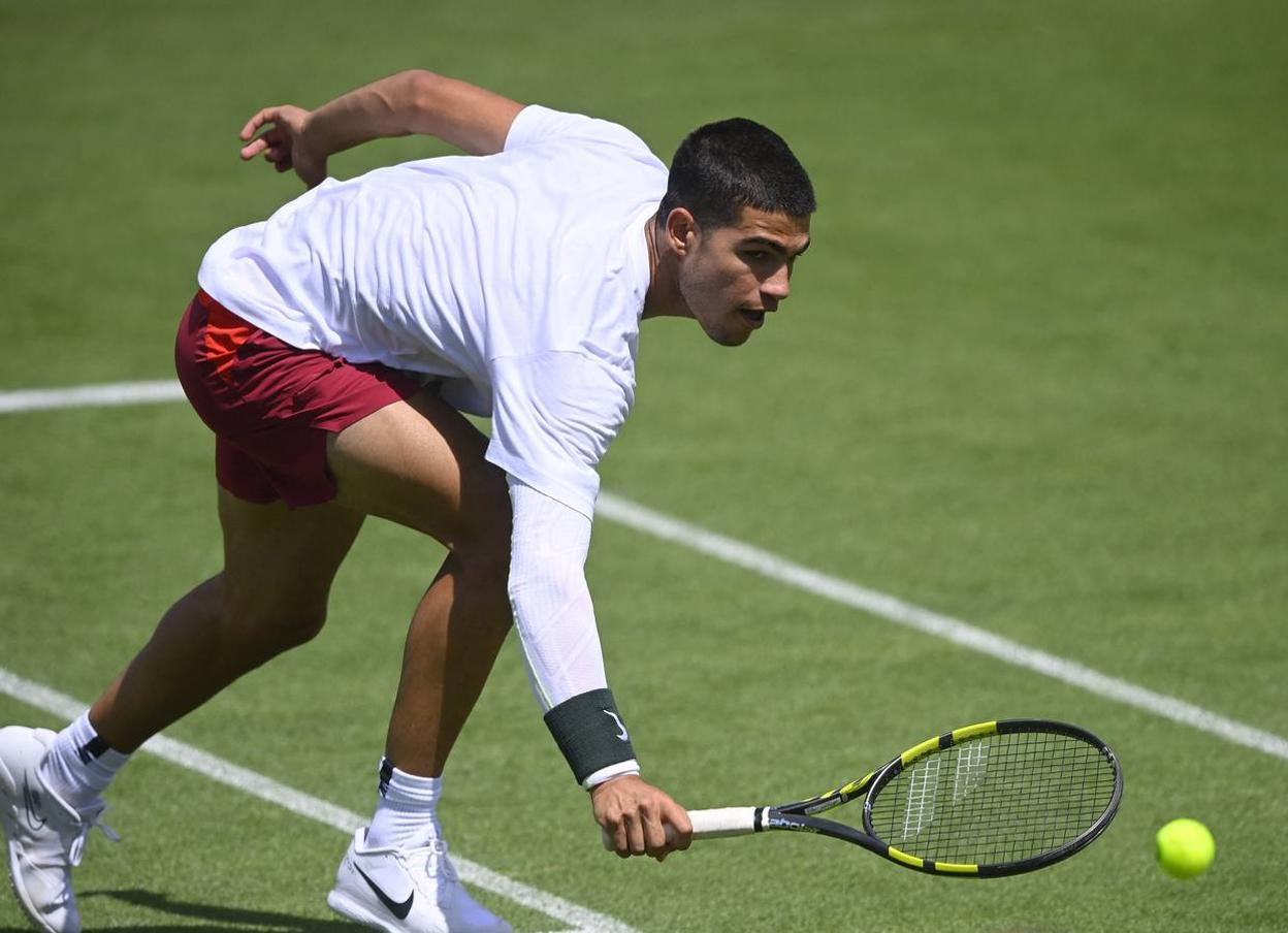 Carlos Alcaraz, entrenando ayer en Londres. 