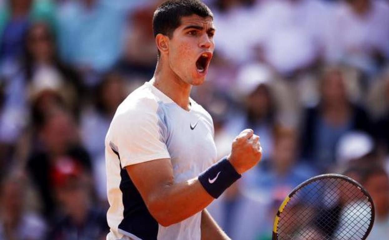 Carlos Alcaraz celebrando un punto en un partido del pasado torneo de Roland Garros. 