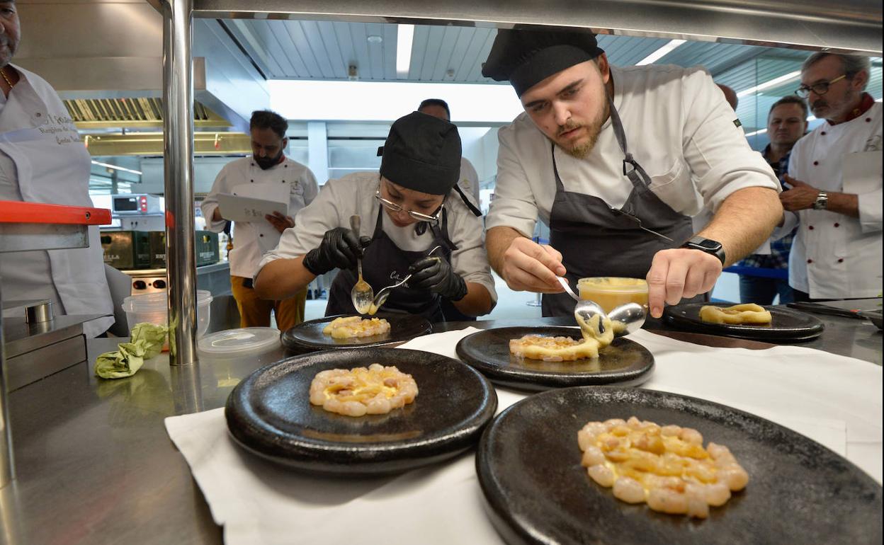 Dos de los cocineros que participaron este lunes en el XIX Concurso de Cocineros Jóvenes de la Región de Murcia.