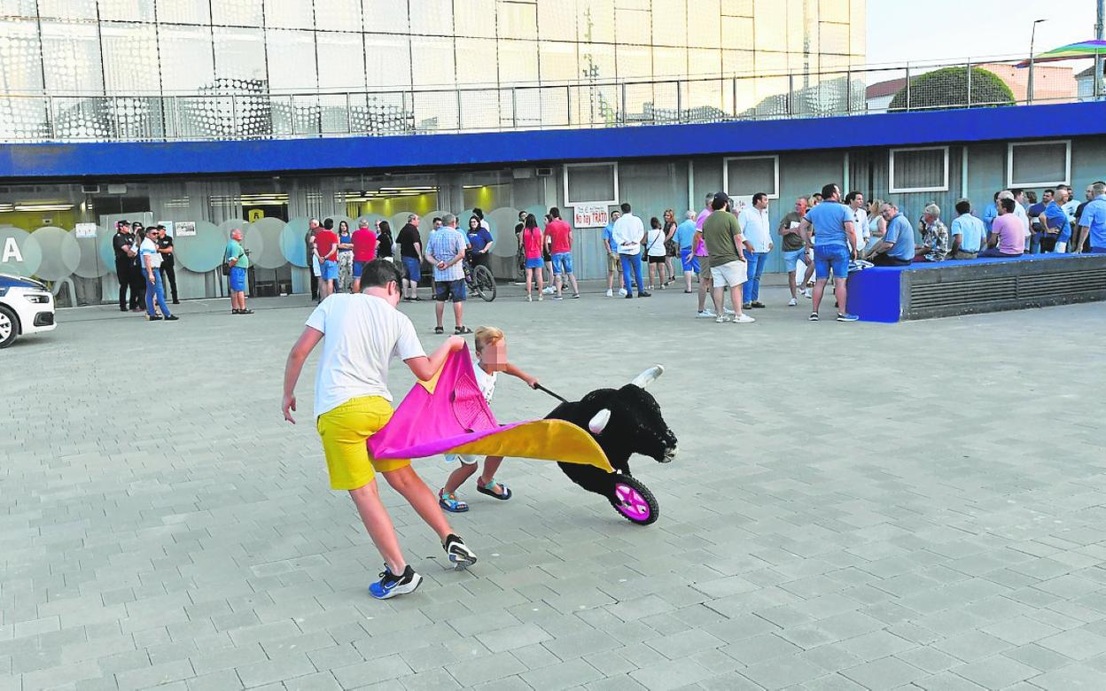 Un momento de la concentración vecinal, ayer, a las puertas del Consistorio. 