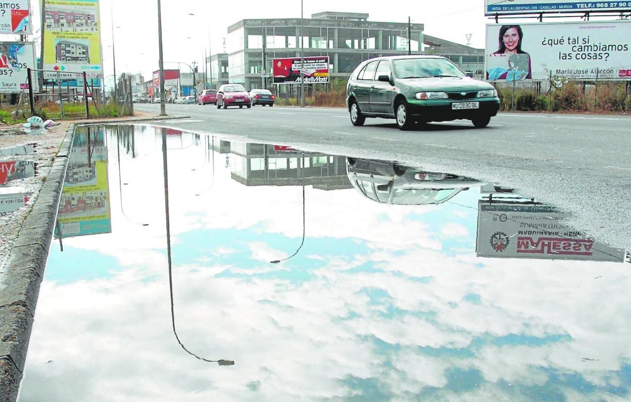 Embolsamiento de agua en la avenida de Alicante en dirección a la pedanía de Monteagudo. 