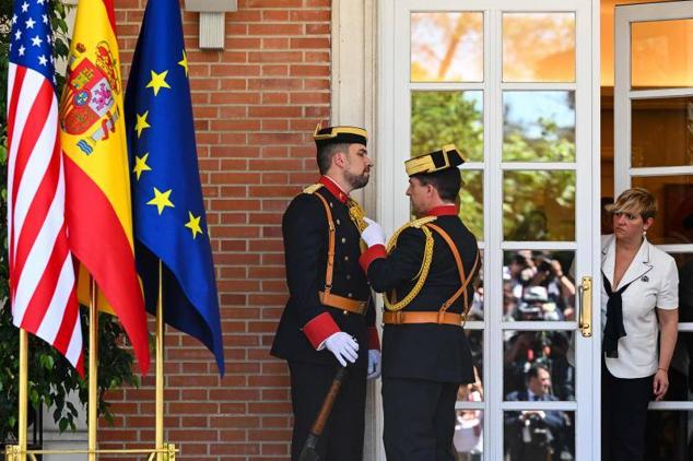 Dos guardias de la Moncloa se preparan para la llegada de Biden. 