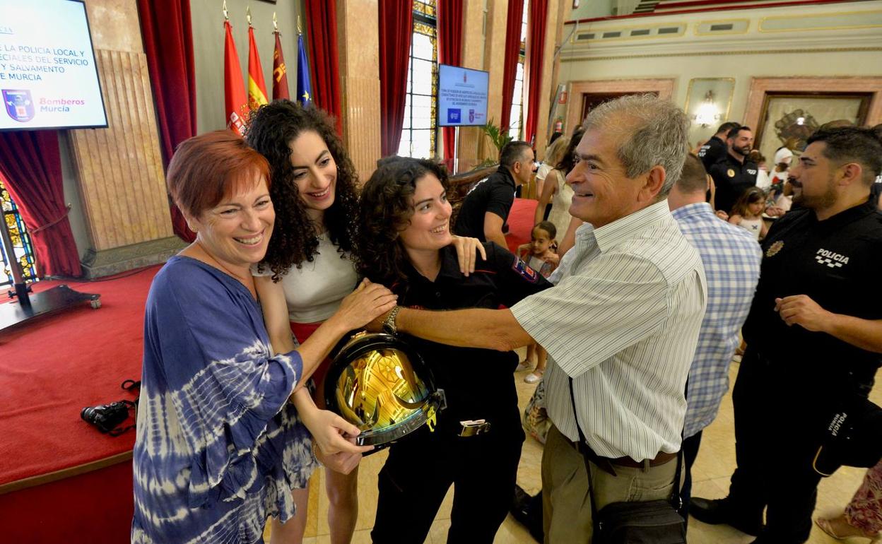 Irene Sánchez junto a sus padres, Lola y José Antonio, y su hermana Alicia, tras su toma de posesión. 