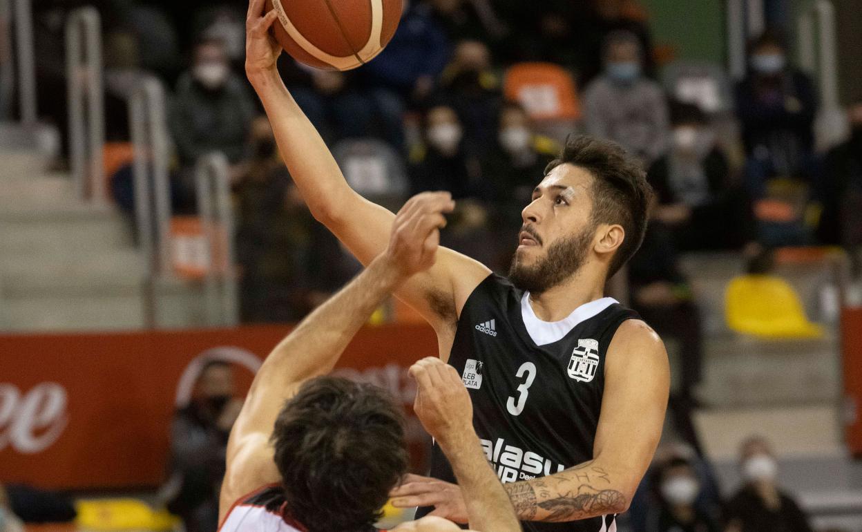 El base Víctor Aguilar salta para anotar durante el partido de la temporada pasada contra el Mollet. 