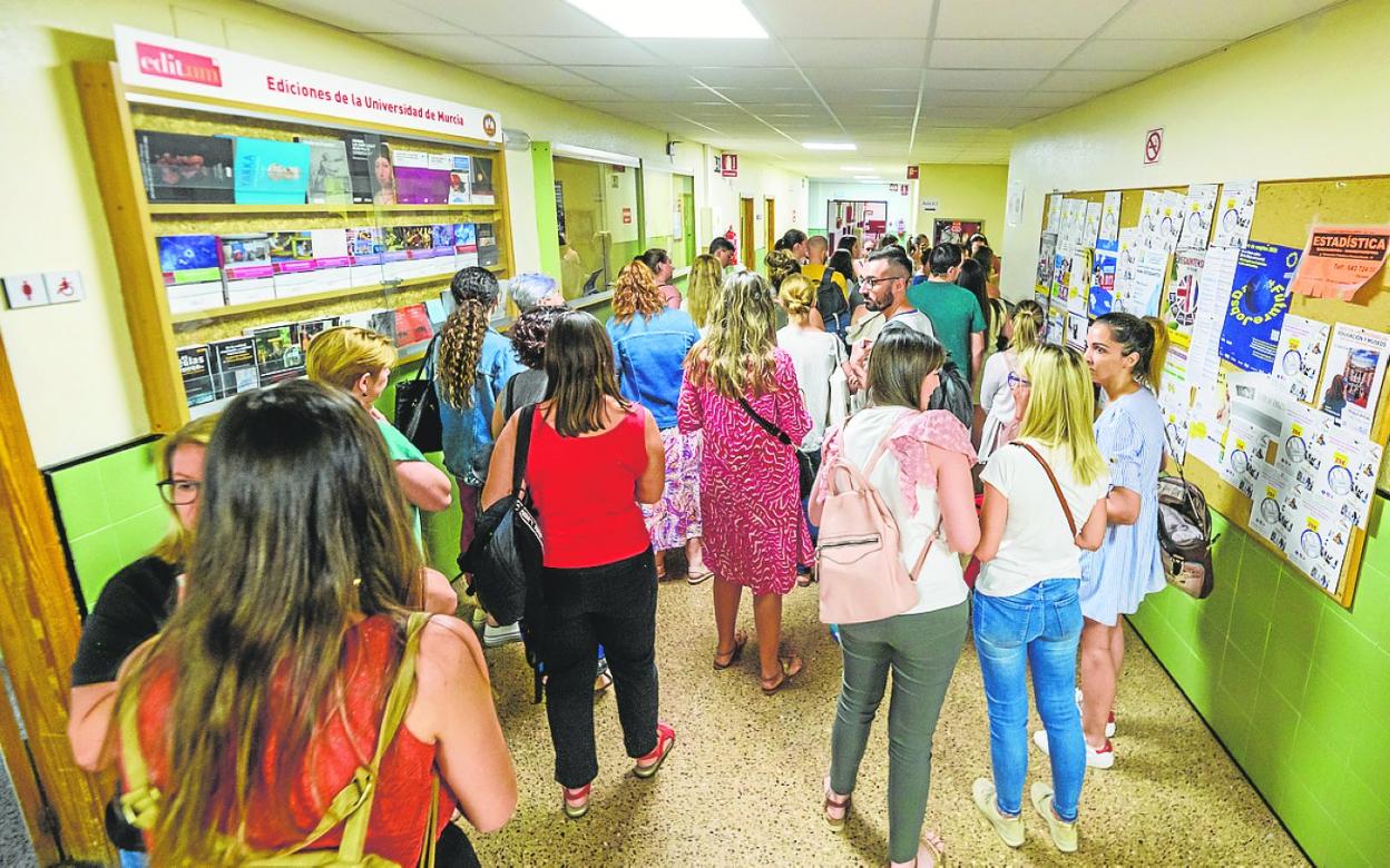 Opositores esperan en los pasillos de un colegio de Murcia antes de examinarse. 