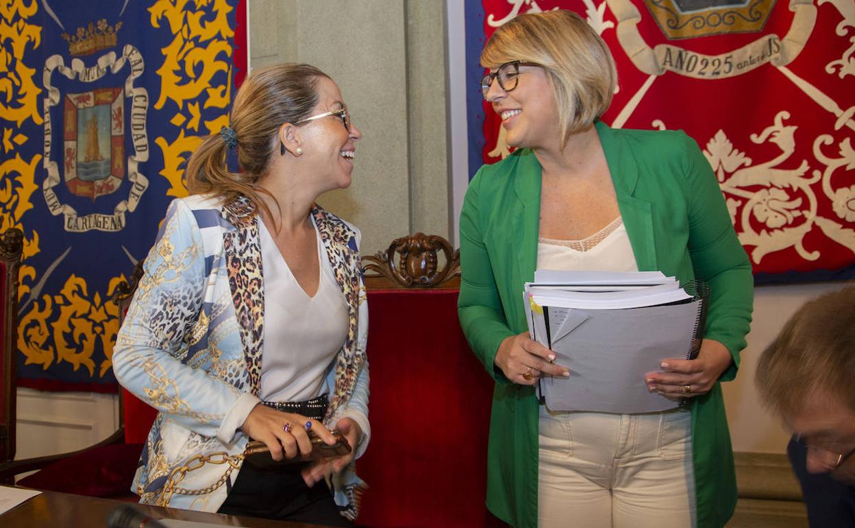 Ana Belén Castejón junto a Noelia Arroyo, este jueves, en el Pleno del Ayuntamiento de Cartagena.