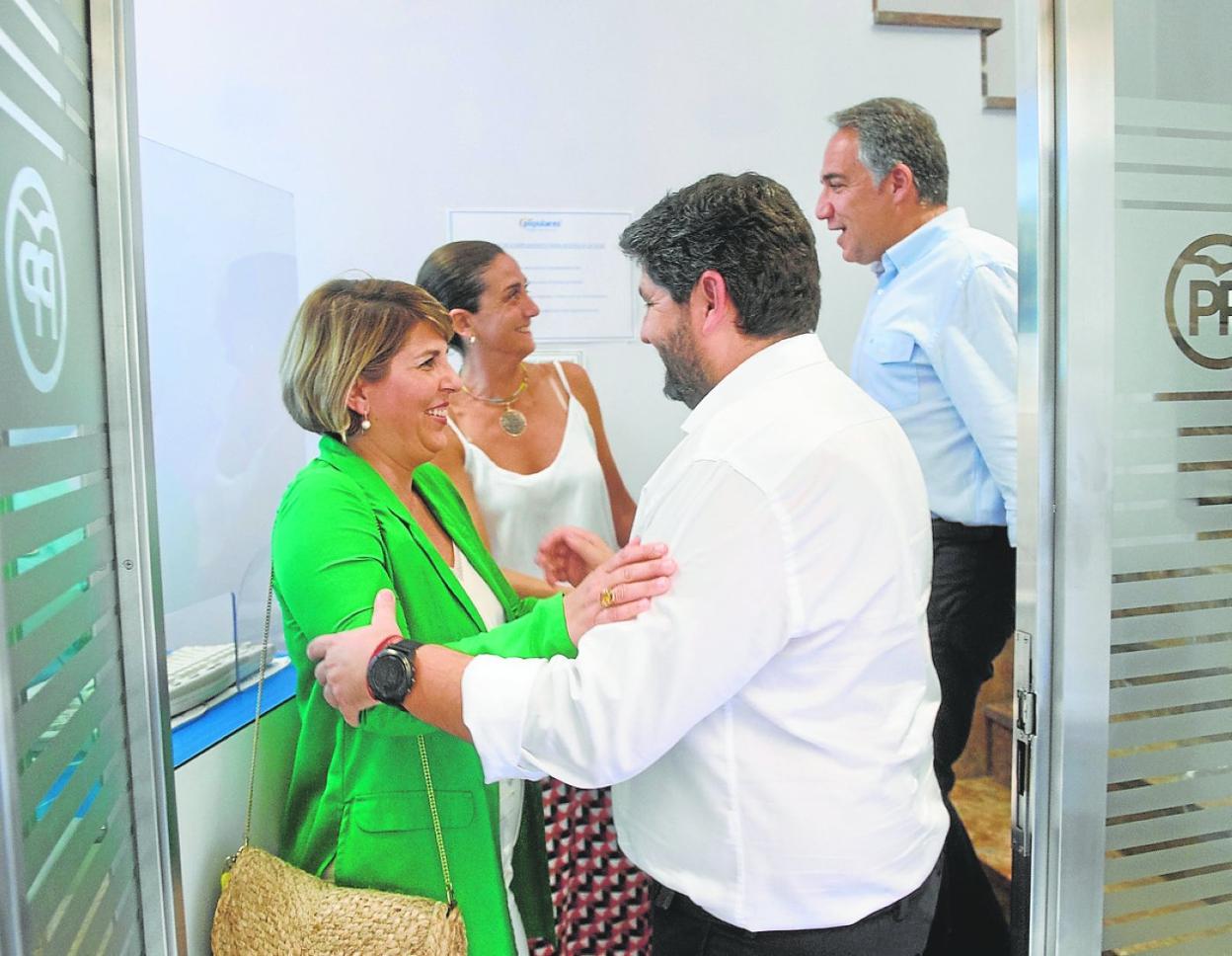 López Miras y Elías Bendodo saludan a Noelia Arroyo y a Patricia Fernández en la sede del PP. 
