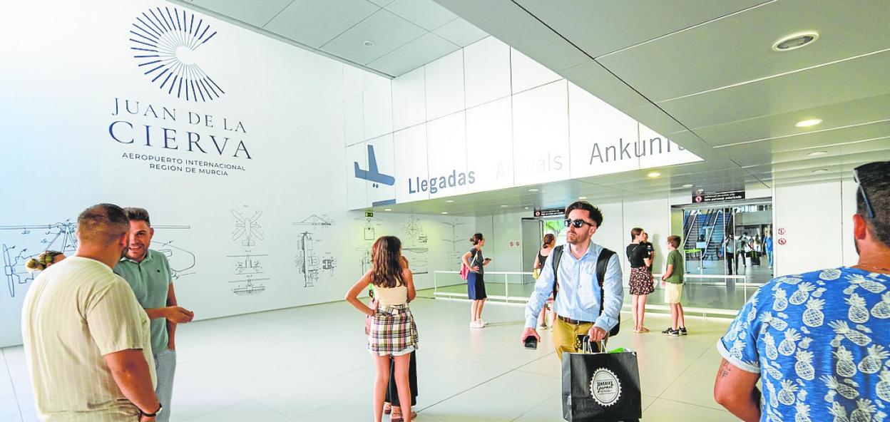 El nombre del inventor Juan de la Cierva y las alas giratorias lucen en la terminal del aeropuerto. 