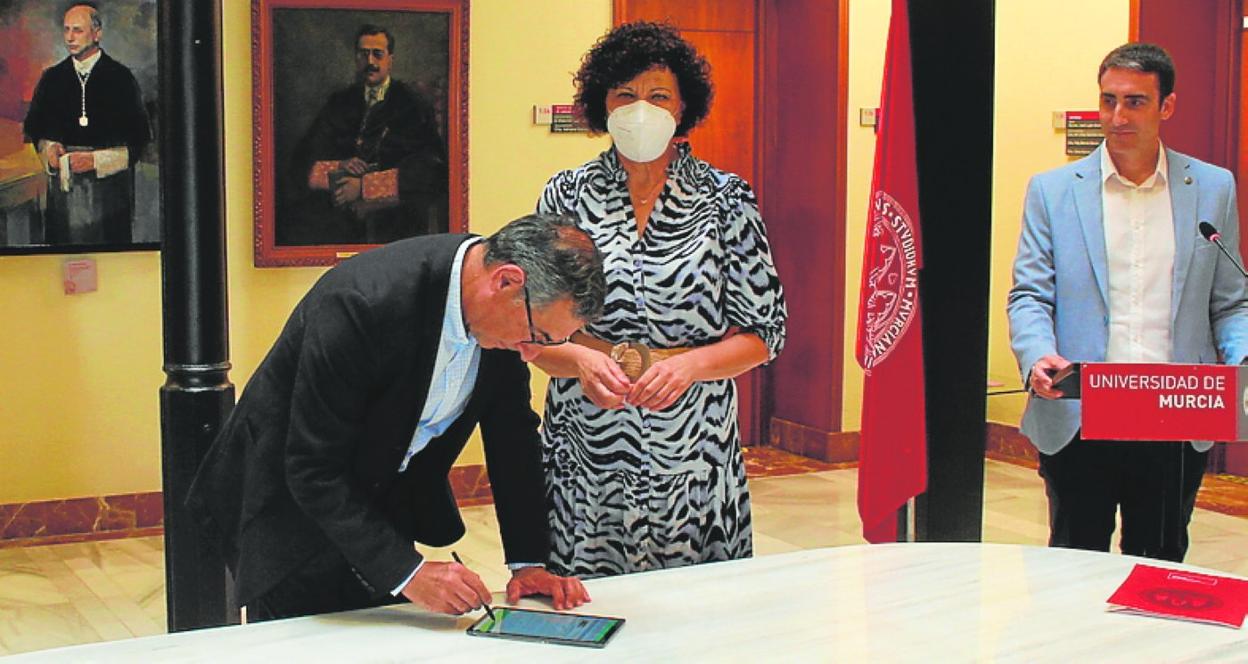 José Luján y Ángeles Túnez, ayer, durante la firma del convenio. 