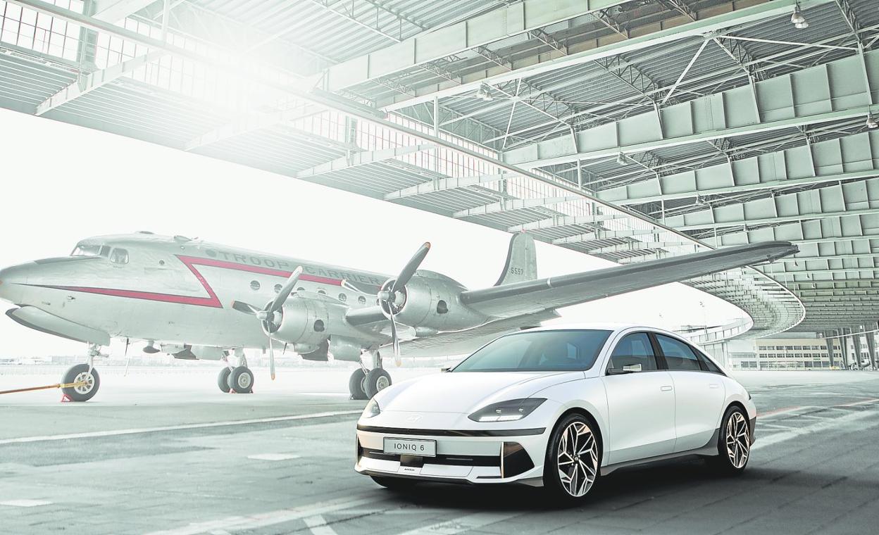 Ioniq 6 tiene un coeficiente de resistencia aerodinámicamuy bajo, de solo 0,21, gracias a su frontal bajo. 