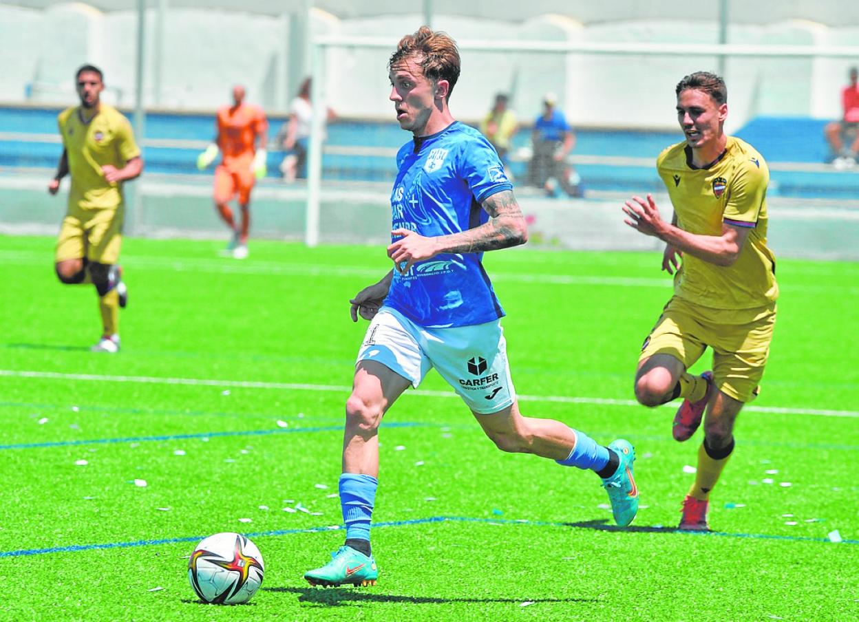Loren Burón avanza con el balón en el Mar Menor-Levante de la pasada liga. 
