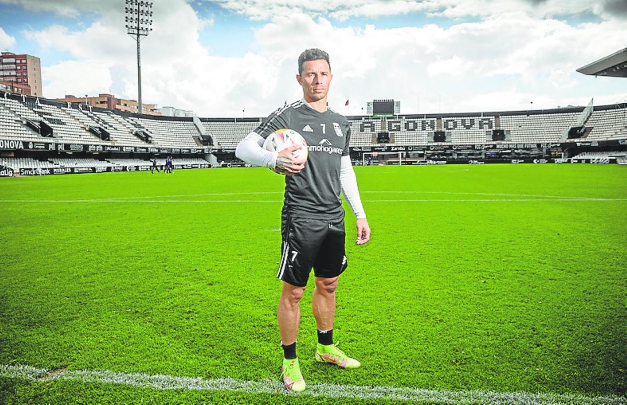 Rubén Castro posa en una entrevista con LA VERDAD. 