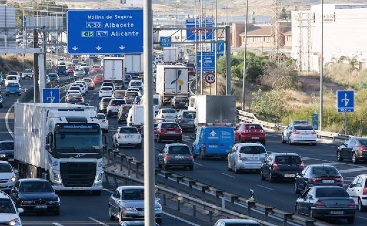 Estos son los días en los que debes evitar viajar en coche este verano