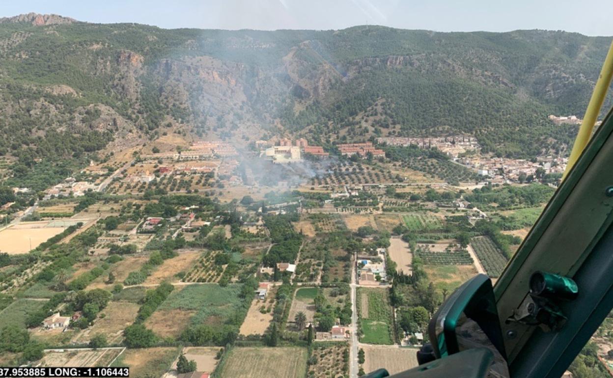 Vista aérea del incendio declarado este domingo en Algezares.