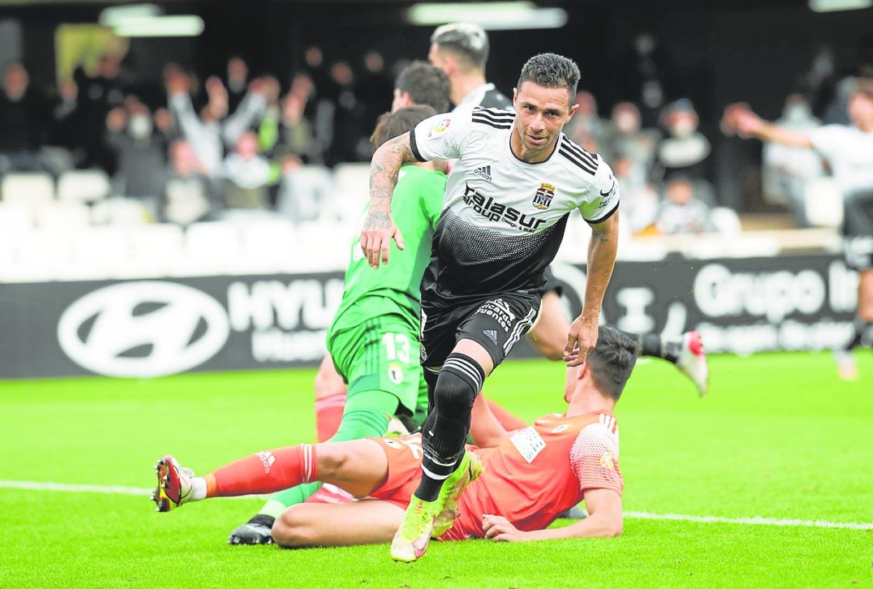 Rubén Castro celebra su gol, el de la victoria, contra el Burgos (1-0). 