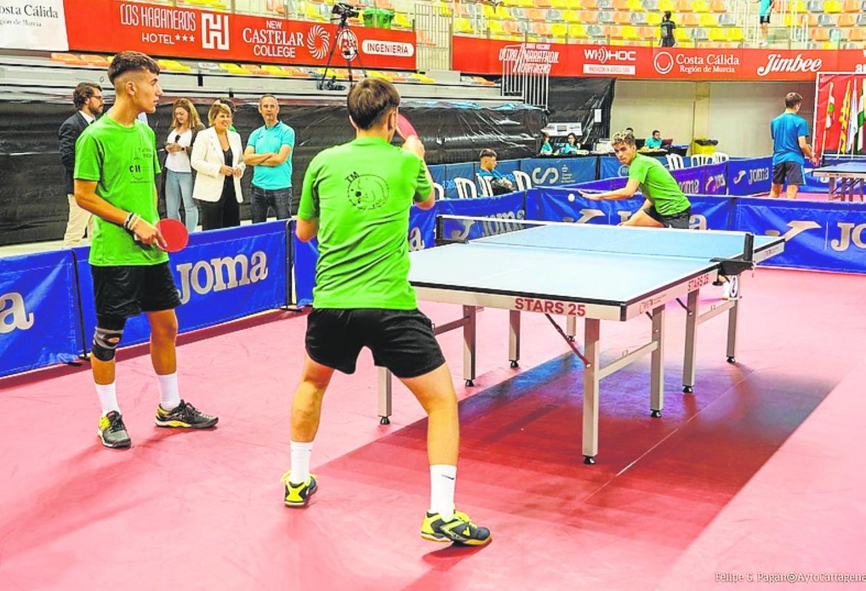 Participantes en el campeonato de tenis de mesa. 