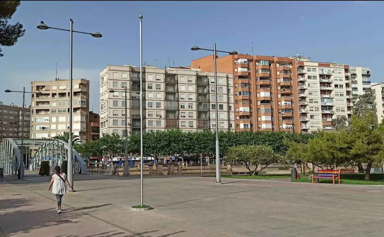El mástil donde ondeaba la bandera LGTBI, en la plaza de la Cruz Roja de Murcia, en una foto de este lunes.