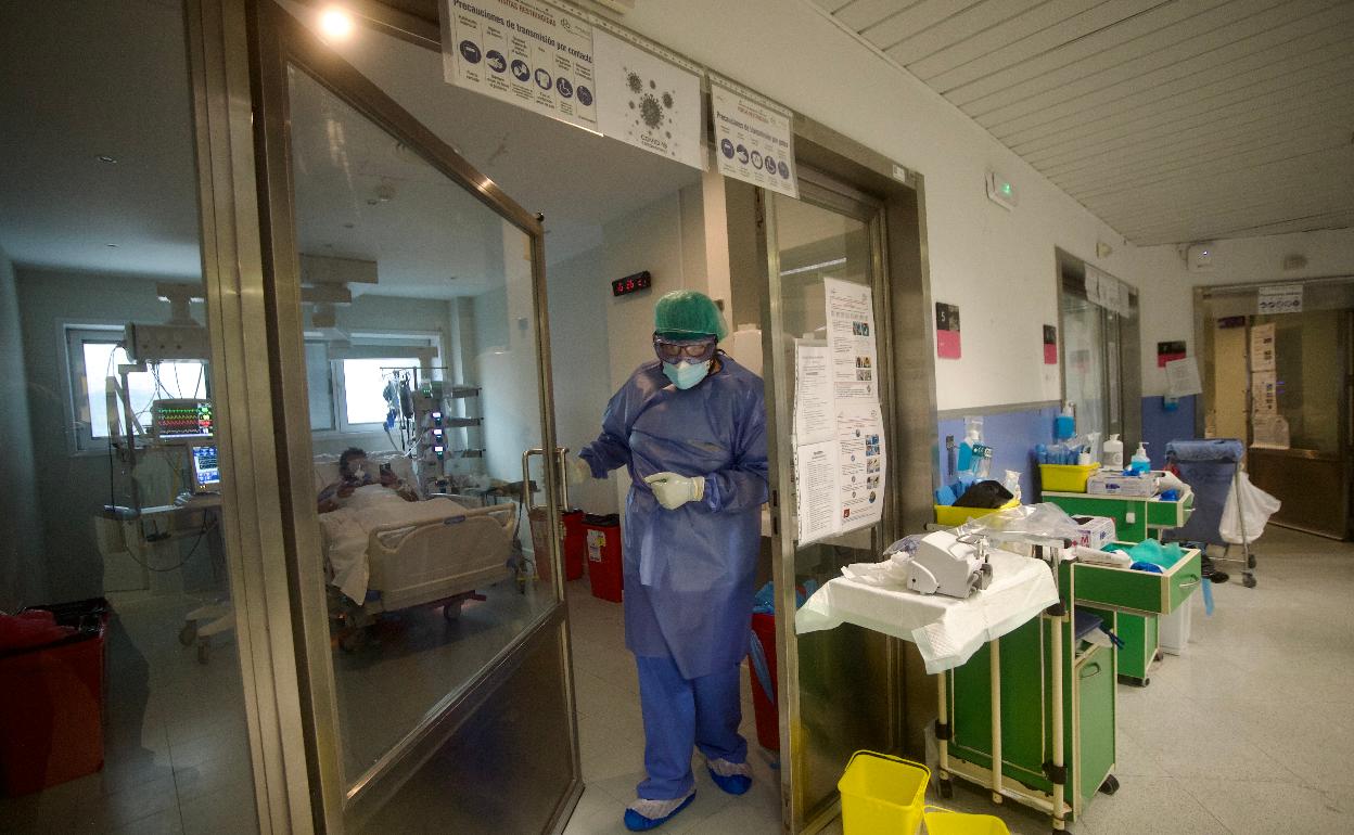 Un sanitario en la UCI del hospital Reina Sofía de Murcia
