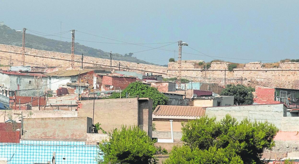 Parte alta del barrio de Los Mateos, coronado por el Castillo de Los Moros, donde proliferan las infraviviendas y las chabolas. 
