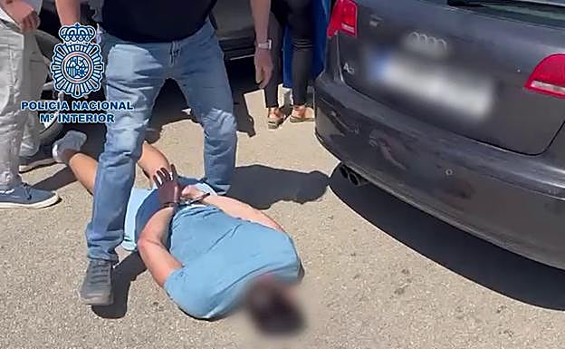 Agentes de la Policía Nacional detienen a uno de los implicados en el asalto a la casa de Ronaldo Nazário en Ibiza.