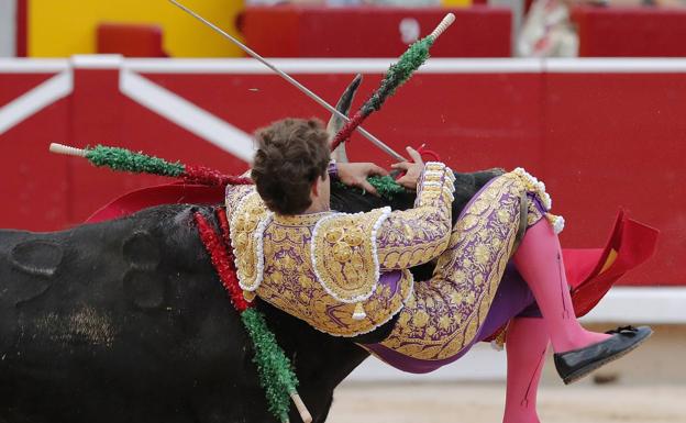 El torero de Totana sufrió un percance.