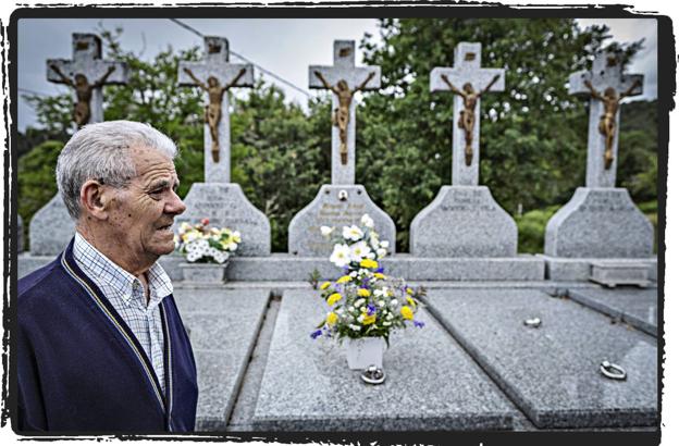 Aurelio, tío de Miguel Ángel, ante la tumba donde descansa.