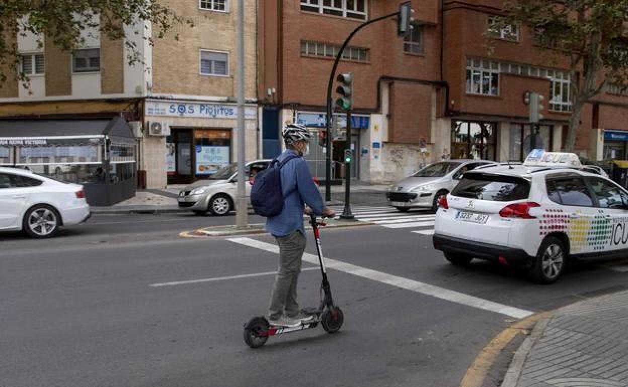 Un hombre circula con un patinete en una imagen de archivo.