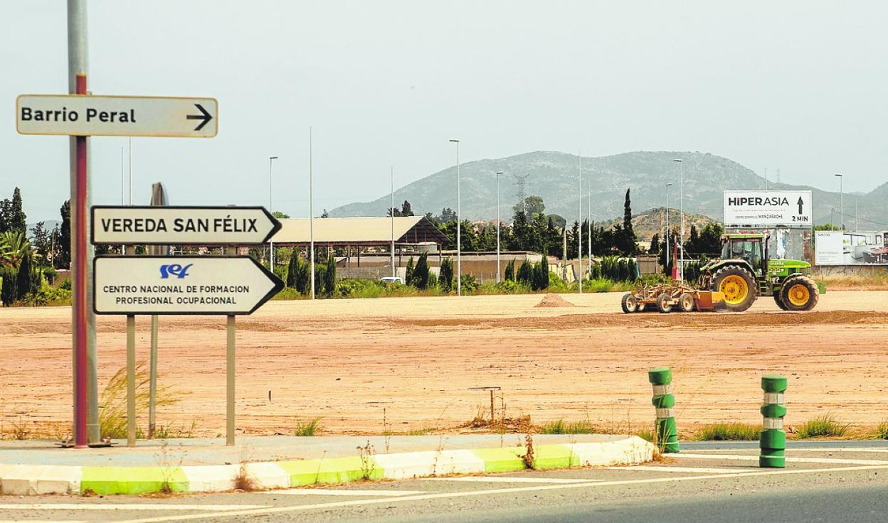 Maquinaria pesada en el solar del mercadillo, ayer antes de la paralización de la obra. 