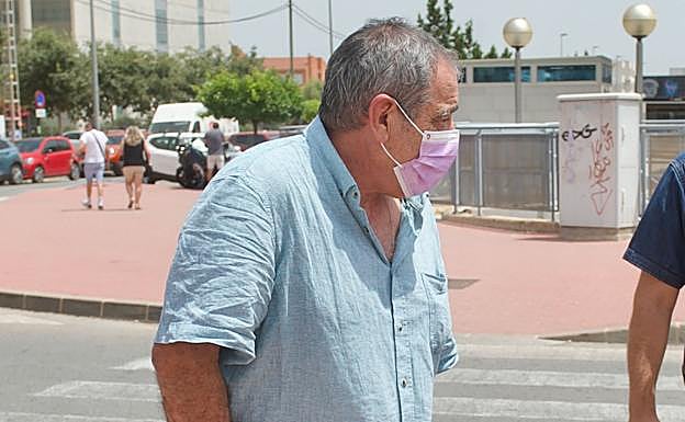 El acusado de atropellar a Alejandro Valverde sale de la Ciudad de la Justicia, el pasado lunes.