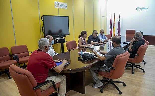 Reunión de Torralba y técnicos de Urbanismo, ayer con portavoces de los vendedores ambulantes, en el Ayuntamiento.